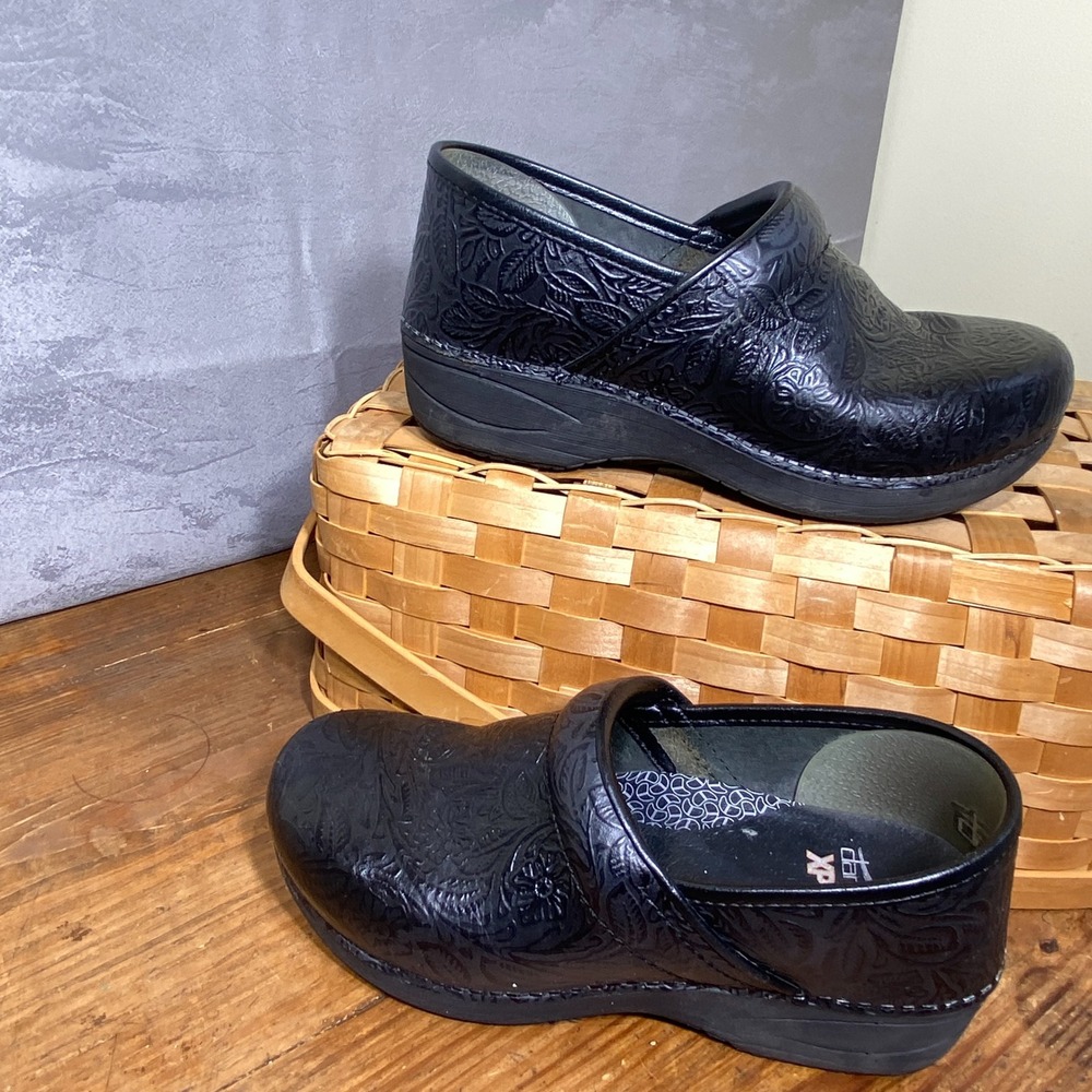 Dansko XP 2.0 Black Floral Embossed Leather Clogs Womens 38 Slip Resistant
